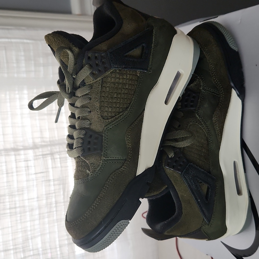 Mens 7.5 Jordan 4